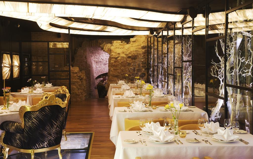 Royal Square Hotel & Suites ريغا المطعم الصورة